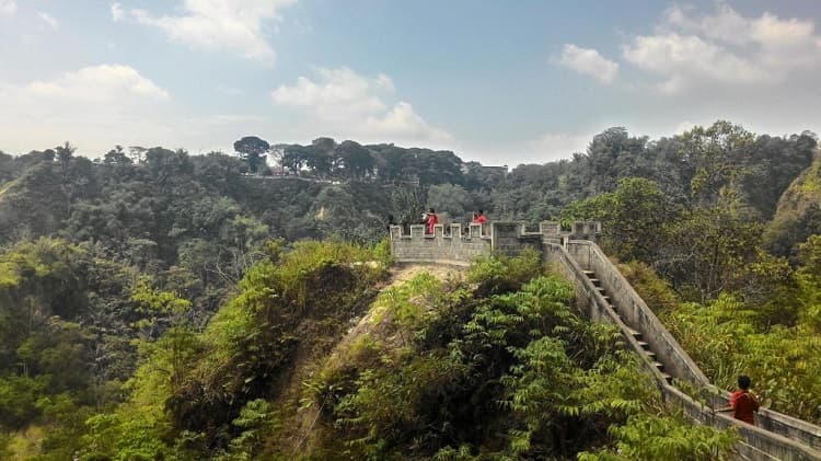 Bukit Janjang Saribu dikelilingi pemandangan hijau, Sumber: mamikos.com