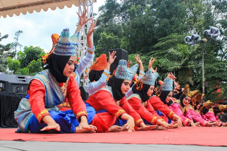 Tari indang atau Dindin Badindin, Sumber: seringjalan.com
