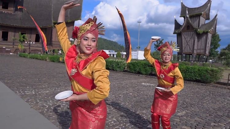 Karakteristik dari tari piring, Sumber: humaspolresbukittinggi.com