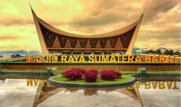 Keindahan dari Masjid Raya Sumatera Barat, Sumber: kaltengtoday.com
