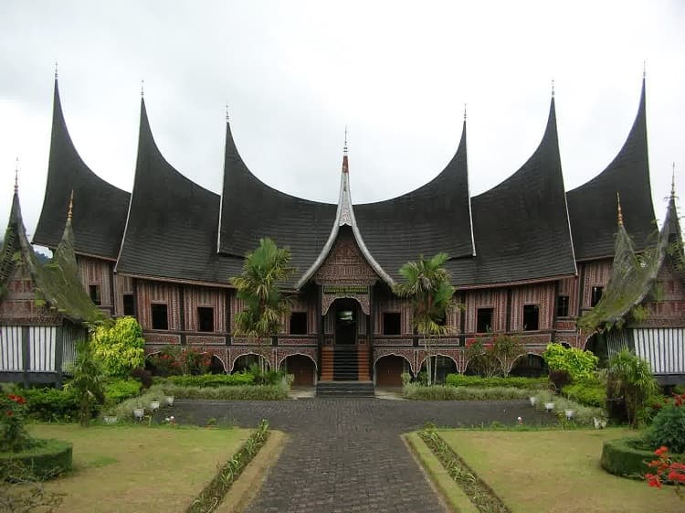 Mengunjungi berbagai destinasi wisata yang ada di Sumatera Barat, Sumber: kompasiana.com