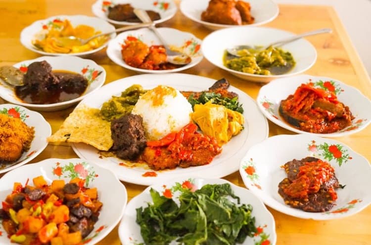 Menu nasi padang dan kapau yang berbeda, Sumber: hinyong.com