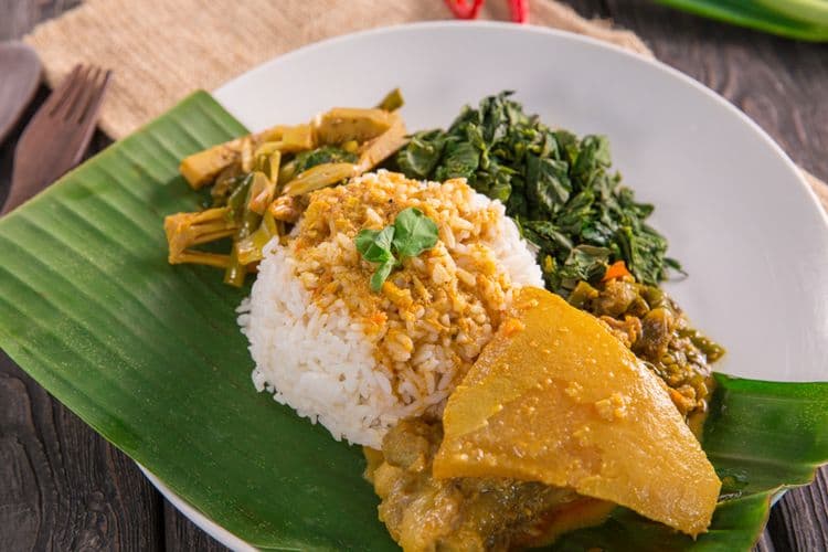 Nikmatnya menyantap nasi Padang, Sumber: regional.kompas.com