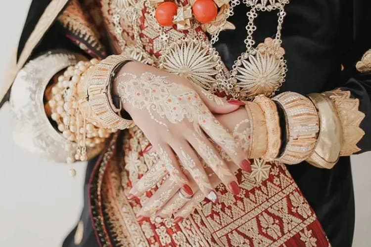Pernikahan adat Minangkabau, Sumber: halonusa.com