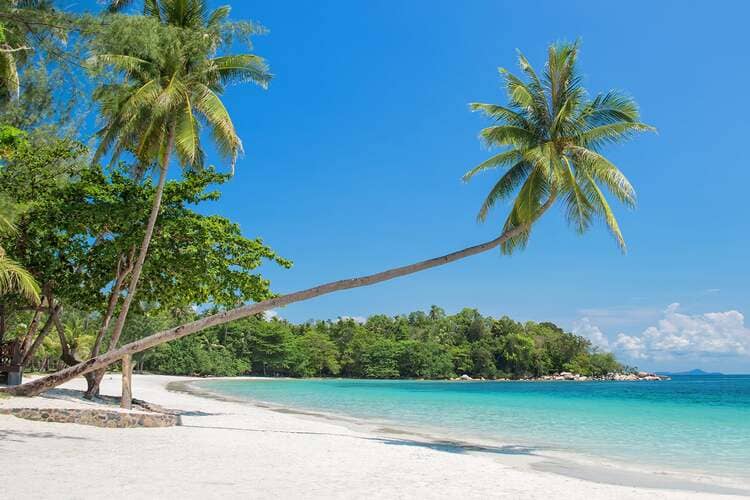 Wisata pantai di Padang, Sumber: hotels.com