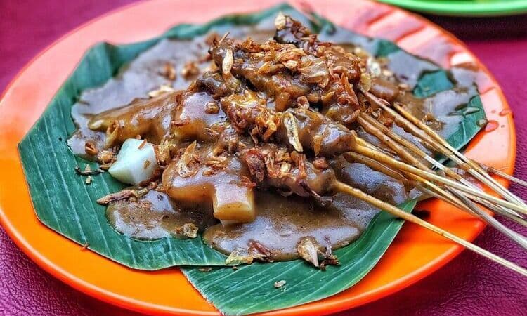 Makanan sate padang khas Sumatera Barat, Sumber: pergikuliner.com