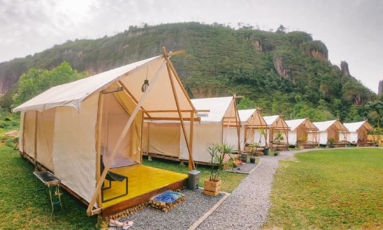 Tempat camping di Padang, Sumber: liburanyuk.co.id