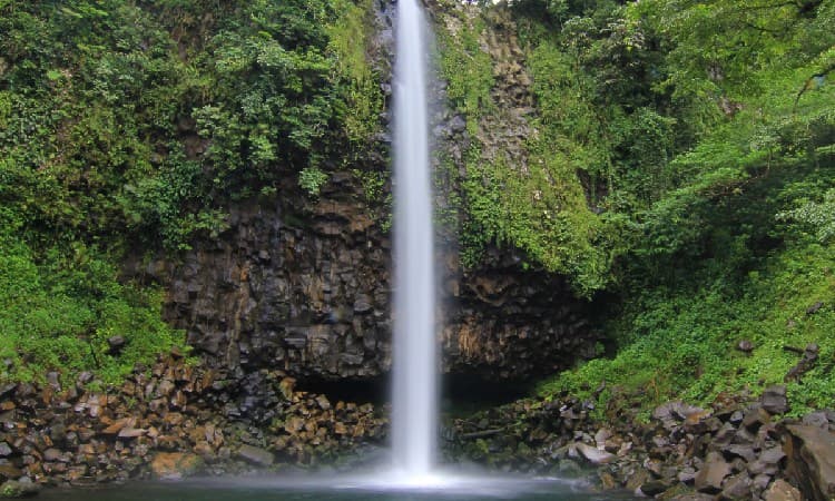 Wisata Air Terjun Lembah Anai, Sumber: indonesiakaya.com