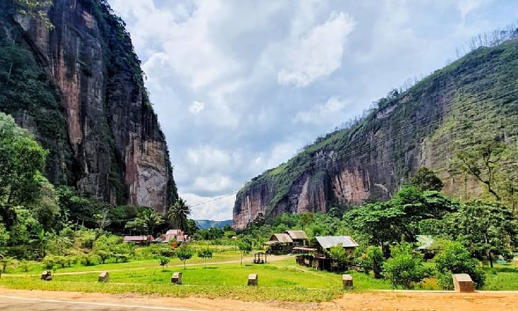 Wisata Lembah Harau, Sumber: pariwisataku.com