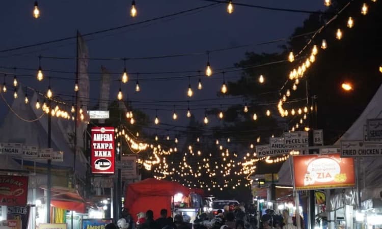 Wisata kuliner malam, Sumber: klikpositif.com