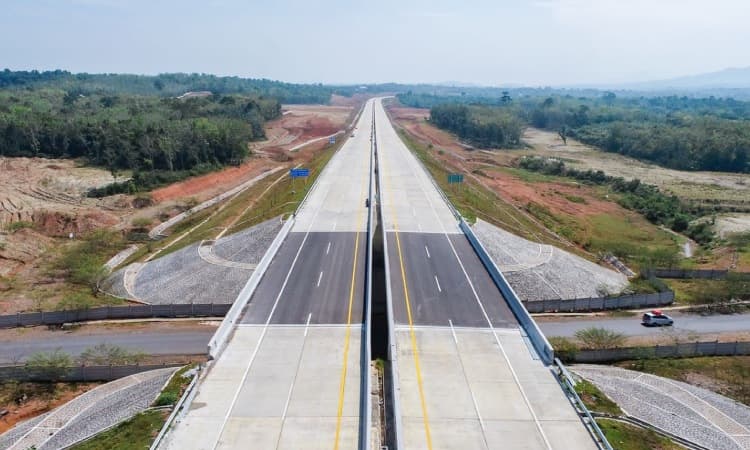 Berkendara di tol trans sumatera, Sumber: okezone.com