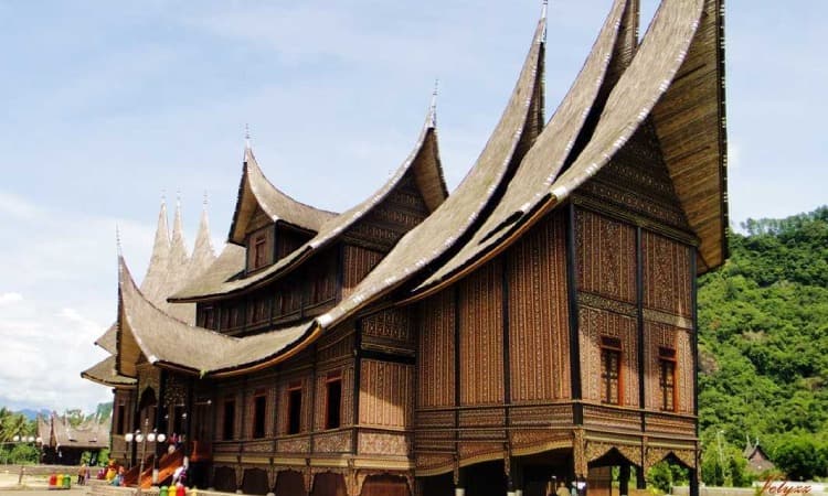 Rumah Adat Minangkabau, Sumber: arsitag.com