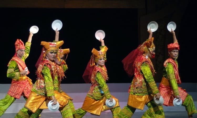 Tari Tradisional Sumatera Barat, Sumber: mundomaya.travel
