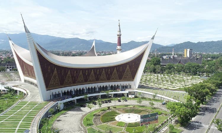 Masjid di padang, Sumber: wikipedia.com