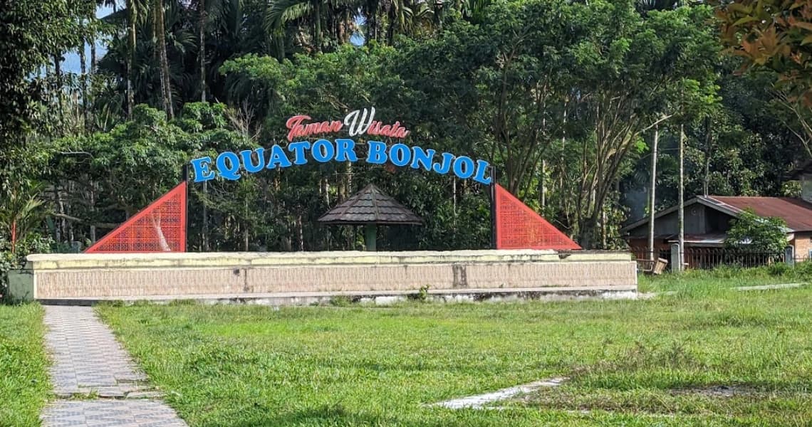 Tugu Ekuator Bonjol