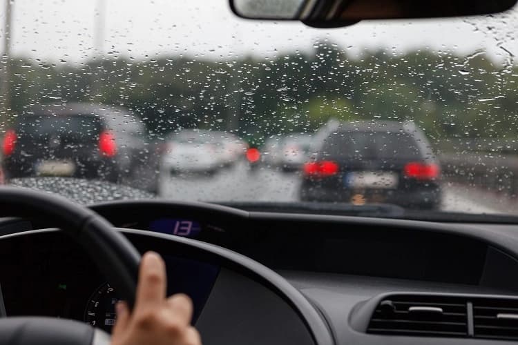 Berkendara ketika hujan tinggi resiko bahaya, Sumber: thefloridalawgroup.com