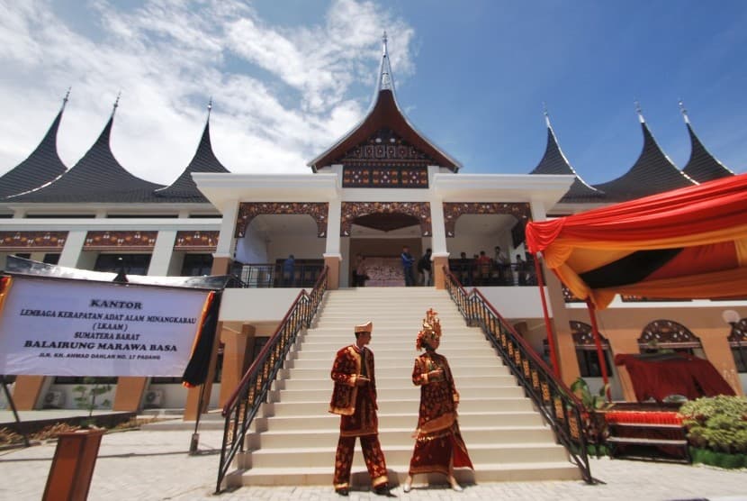 Sewa Mobil di Padang: Cara Terbaik Menikmati Wisata Budaya Minang