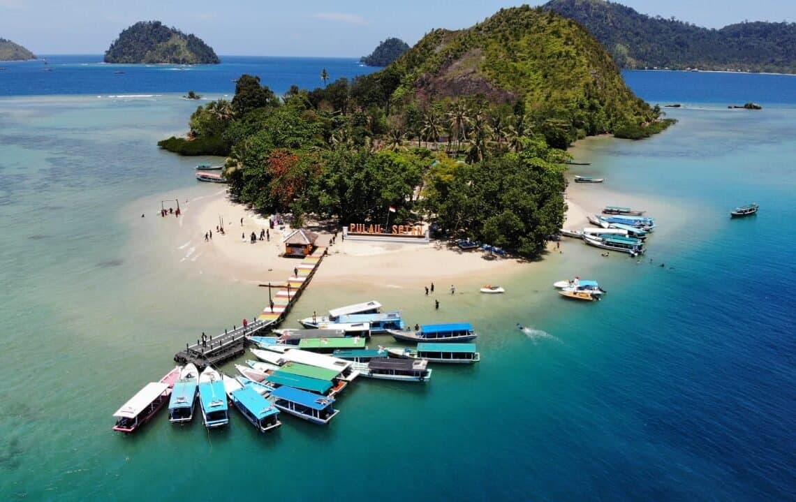 Kepulauan Mandeh: Raja Ampat-nya Sumbar yang Selalu Trending – Destinasi Wajib Buat Kamu yang Sewa Mobil di Padang