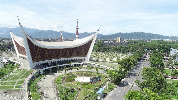 Destinasi wisata religi ke Masjid Raya Sumatera Barat, Sumber: id.wikipedia.org