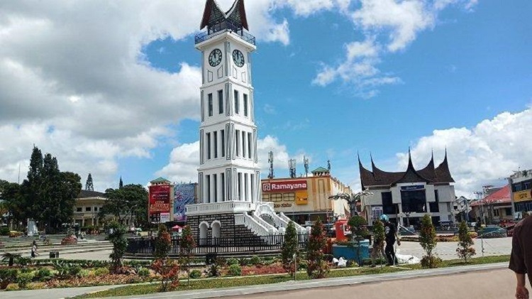 Jam Gadang merupakan destinasi wisata Sumatera Barat yang ada di Bukittinggi, Sumber: kaltim.tribunnews.com