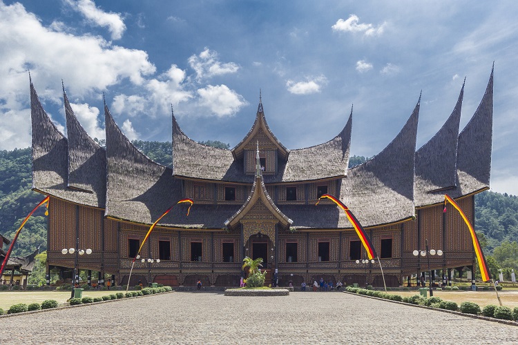 Tampilan dari Istano Rajo Basa Pagaruyung yang ada di Tanah Datar, Sumber: id.wikipedia.org