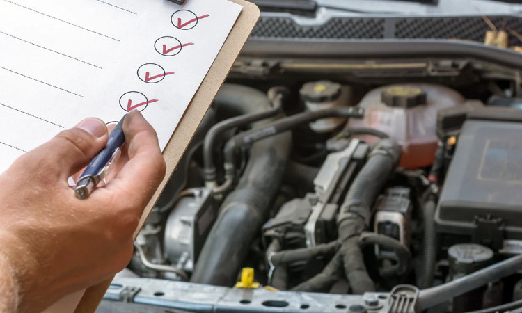 Mengecek kondisi kesiapan mobil, Sumber: firestonecompleteautocare.com