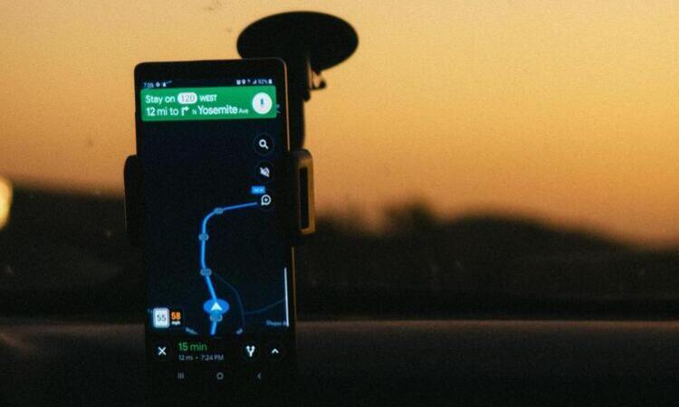 Menggunakan GPS, Sumber: pexels.com