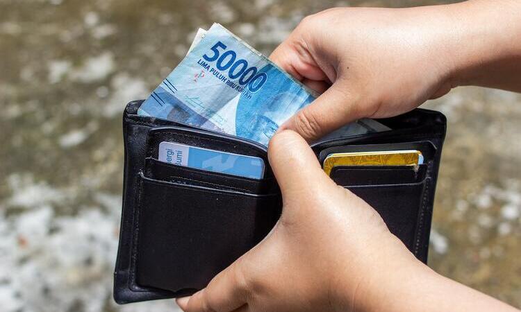 Menyiapkan uang cash, Sumber: pexels.com