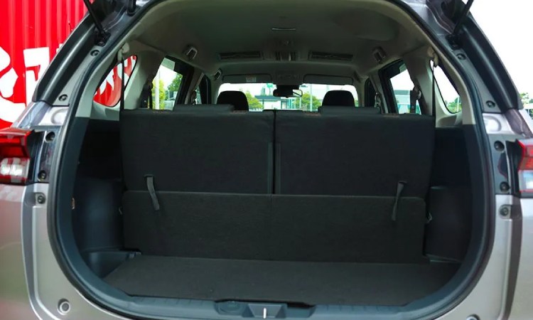 Bagasi mobil Avanza, Sumber: oto.com