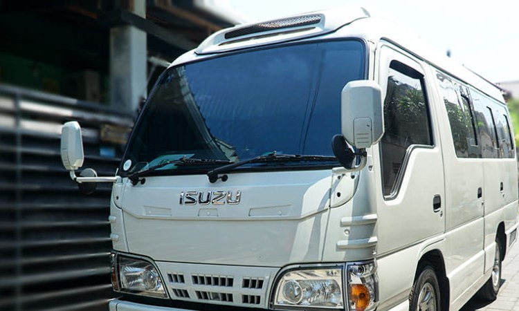Tips sewa mobil Isuzu Elf yang aman, Sumber: balimidori.com